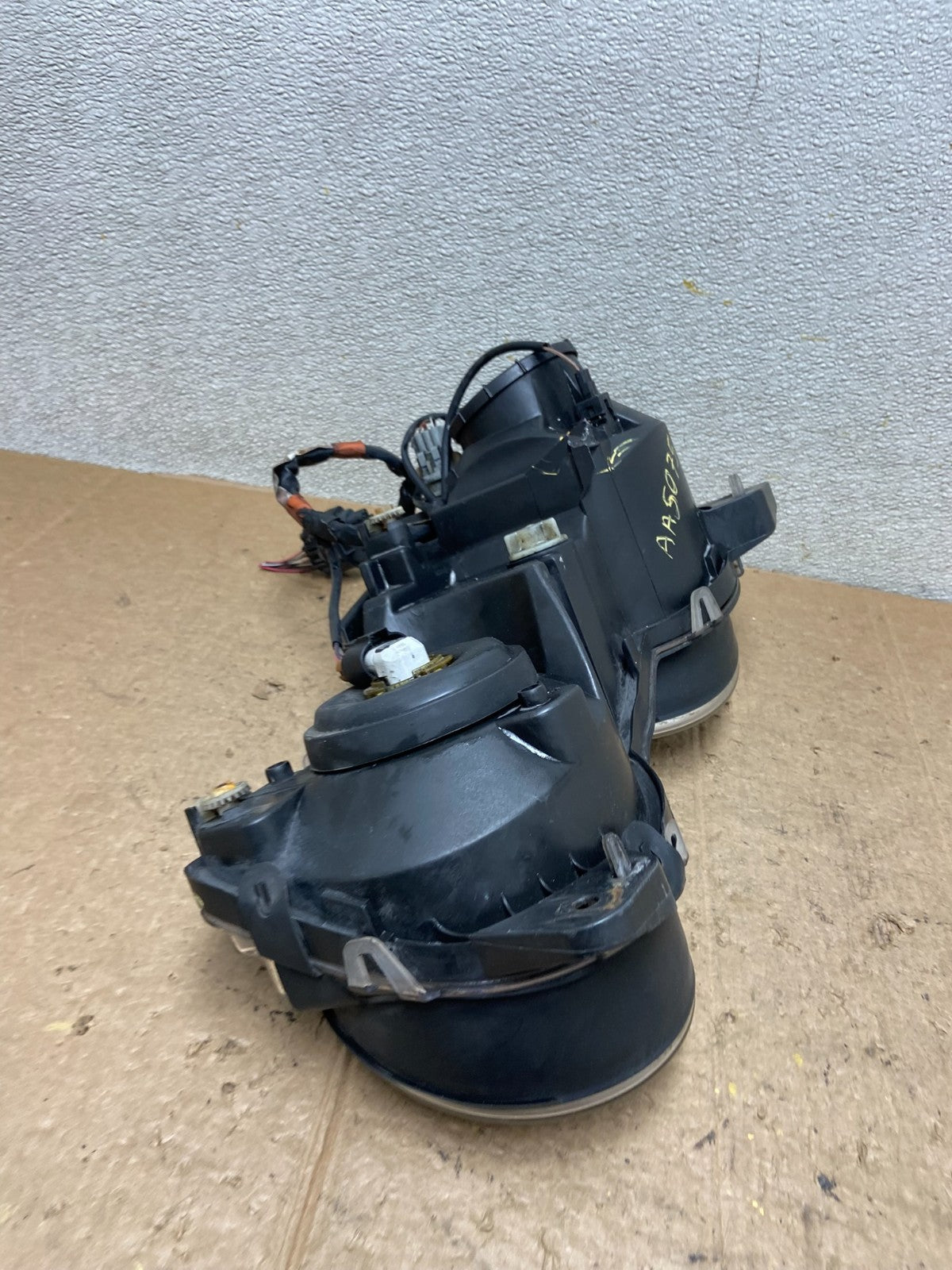 2000 to 2002 Jaguar S-Type Right Passenger Side Halogen Headlight OEM AA5075 DG9