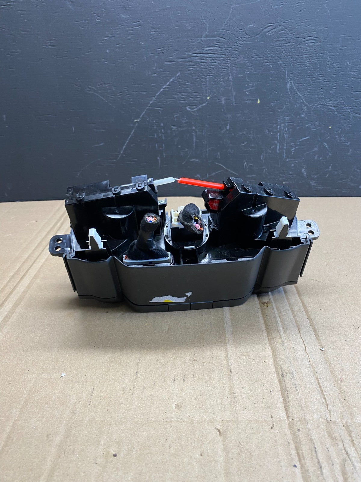 2018 - 2021 Hyundai Kona Temperature Climate Control Panel 97250-j9060 AB8717 DG4