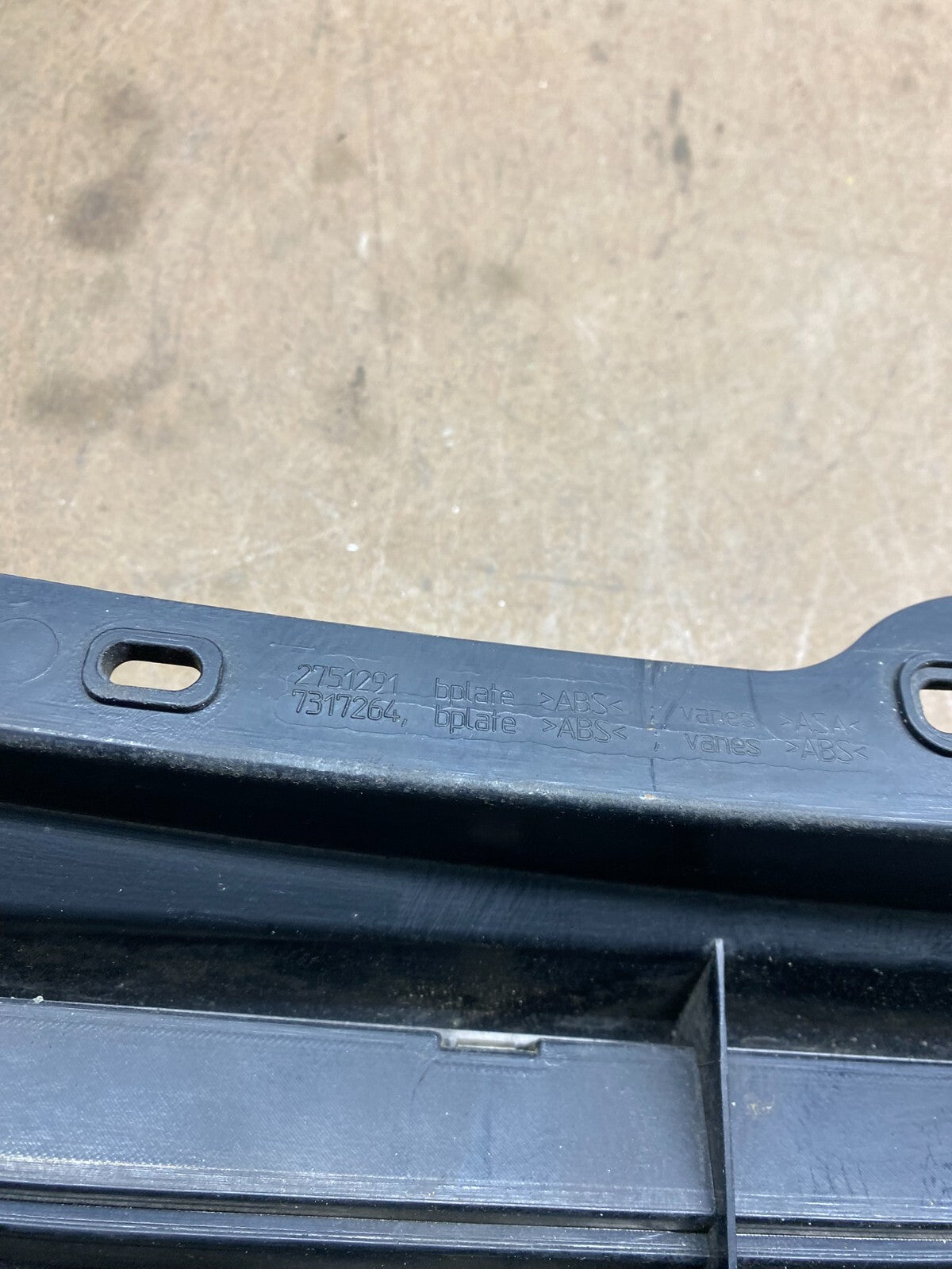 2011 to 2013 Mini Cooper Clubman Front Bumper Center Grille Grill L3908 DG11