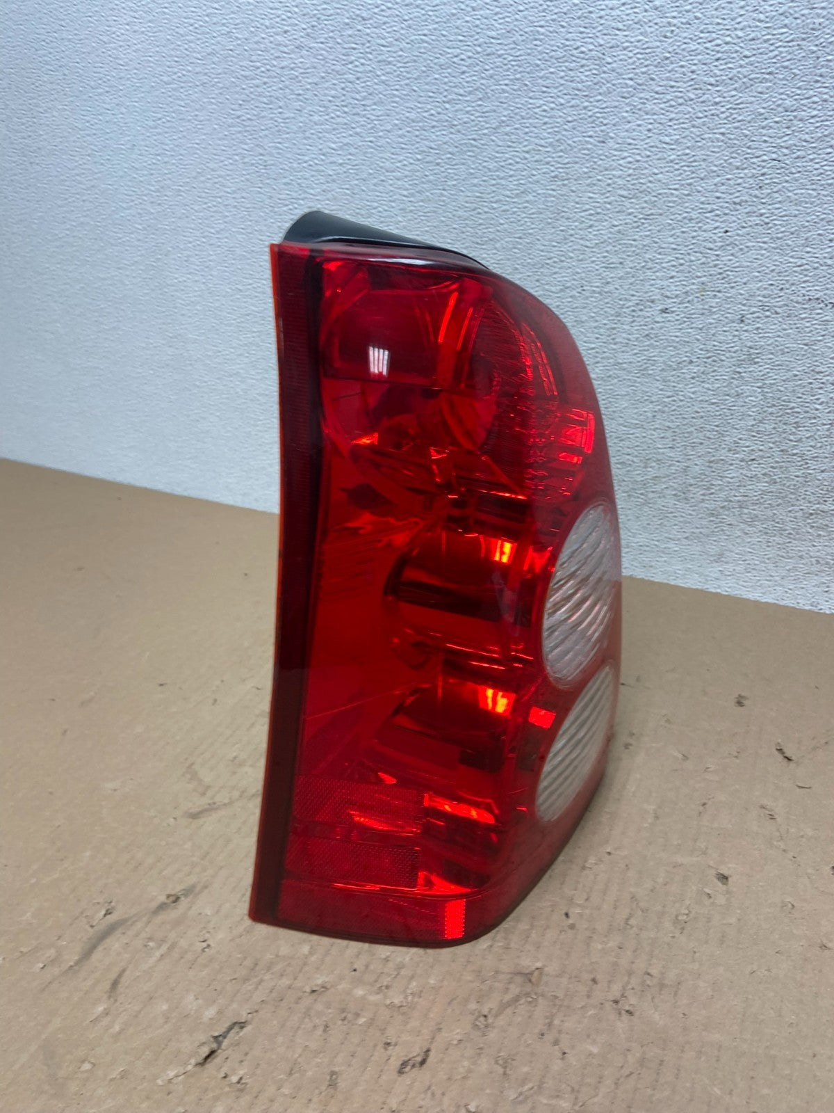 2005 2006 Mazda Tribute Left Driver LH Tail Light AE8774 DW2