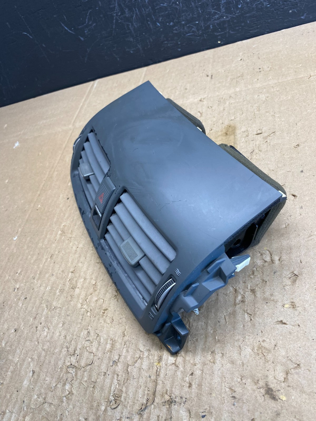 2009-2011 Kia Borrego Center Dash Hazard Air Vent Trim Panel 84740-2J50 AC4805DG4