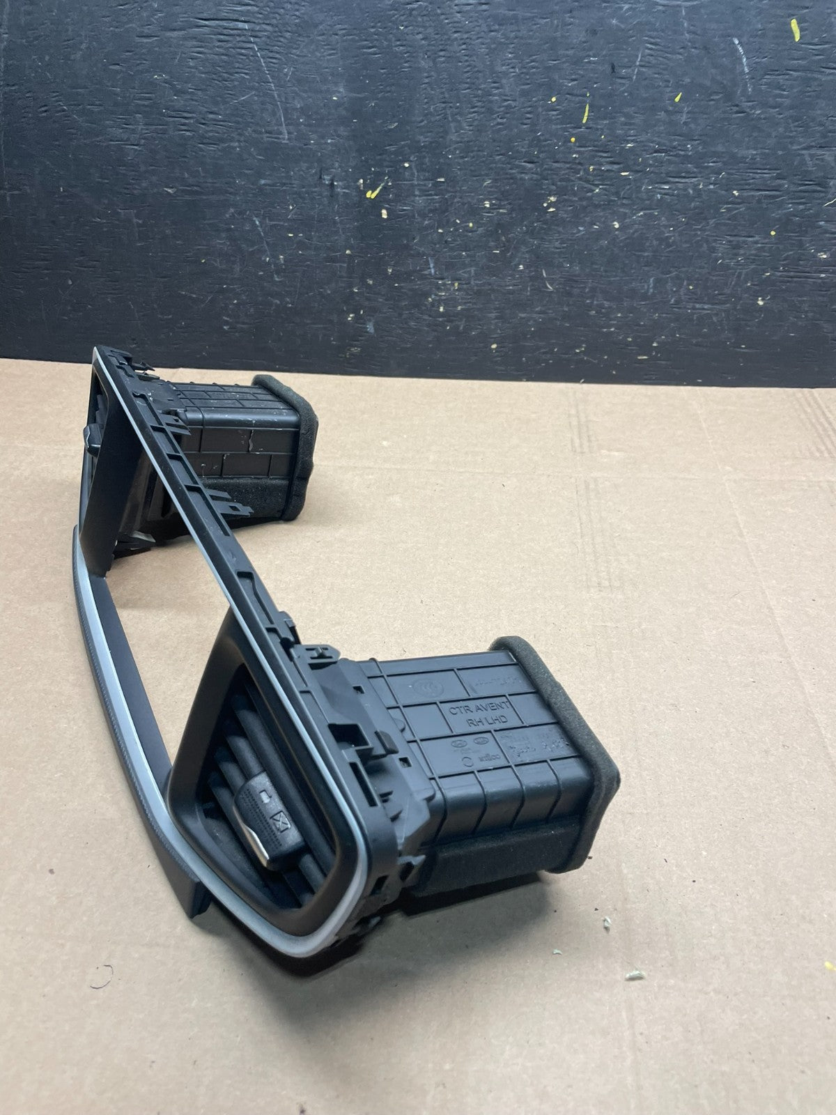 2017 to 2019 Hyundai Ioniq Center Console Radio Air Vent Bezel Trim R6293 DG2