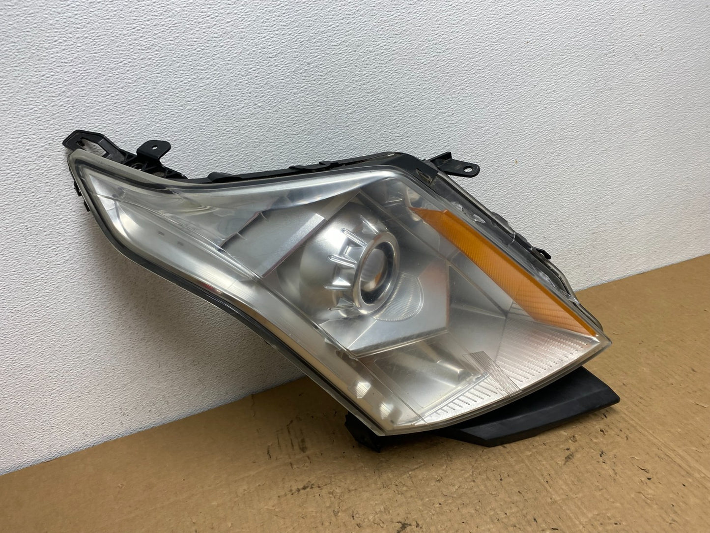 Halogen 2010 to 2016 Cadillac SRX Right Passegner Side Headlight AC8325 DW2