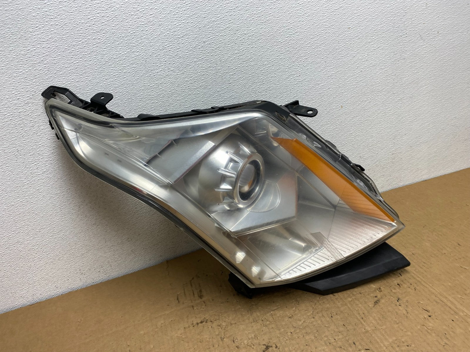 Halogen 2010 to 2016 Cadillac SRX Right Passegner Side Headlight AC8325 DW2