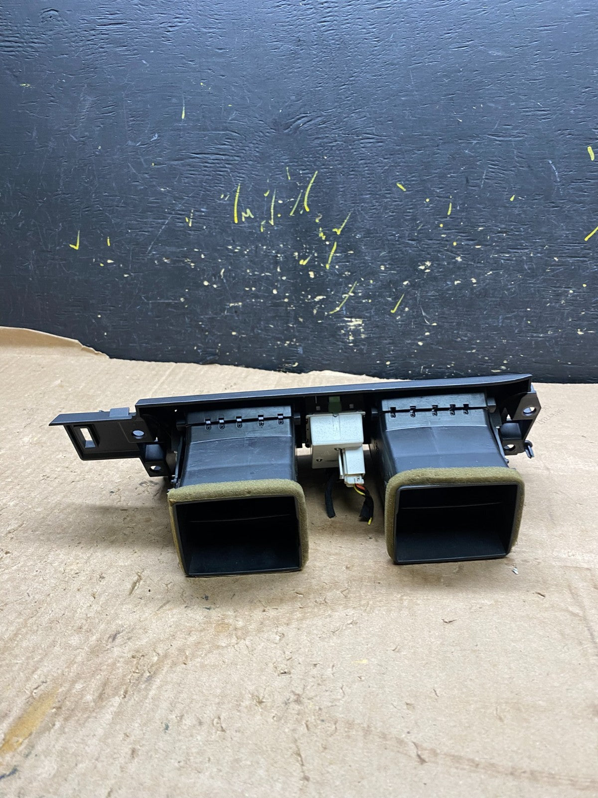2006 to 2011 Cadillac DTS Dash Center Air Vent Heater Bezel OEM z1885 DG3