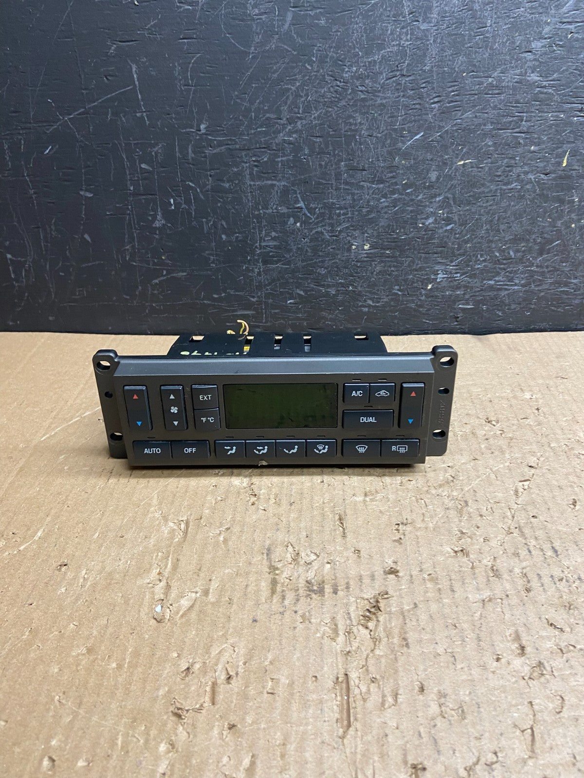 2003 to 2006 Lincoln Town Car Climate Control Panel ae4496 DG0