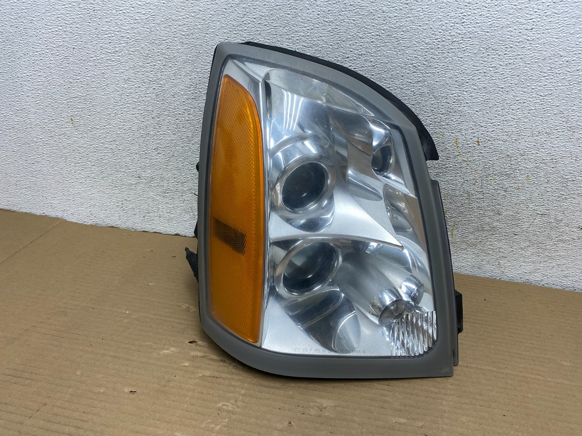 2004 to 2009 Cadillac SRX Right RH Side Xenon Headlight AG9326 DW0