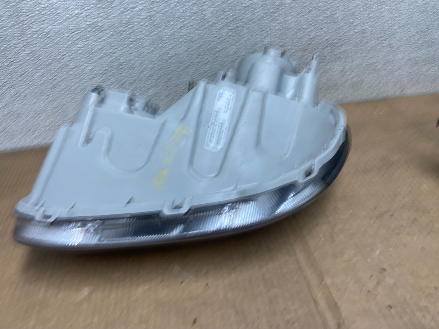 2002-2005 Hyundai Sonata Right Passenger Headlight Halogen TYC AA6239 DW6
