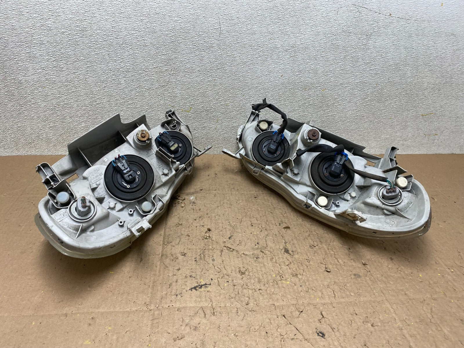 2003 to 2004 Toyota Corolla Left+Right Side Set Headlights W2743 DW7