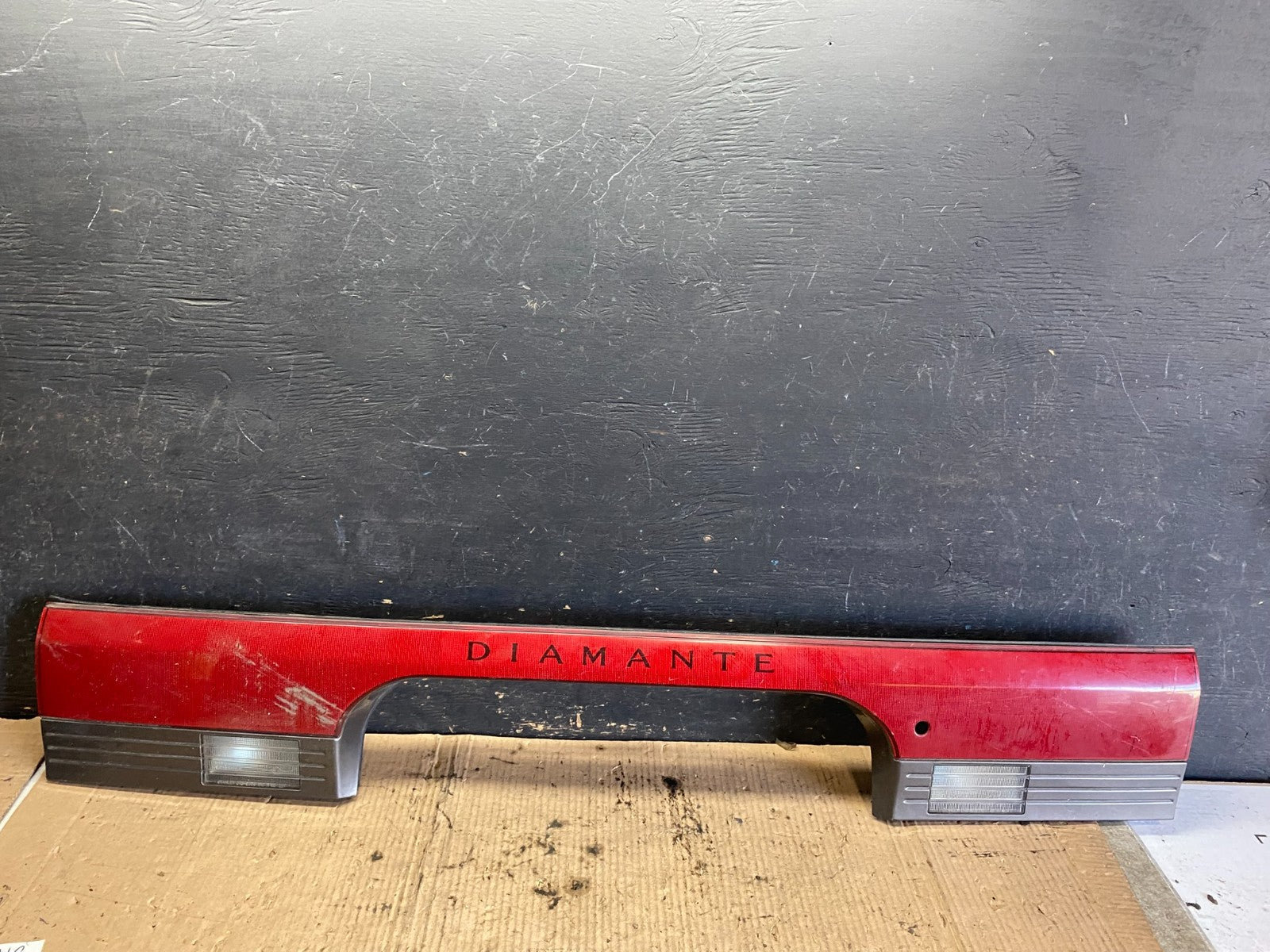 1993 to 1995 Mitsubishi Diamante Wagon Center Tail Light Lamp Liftgate q0397 DG0