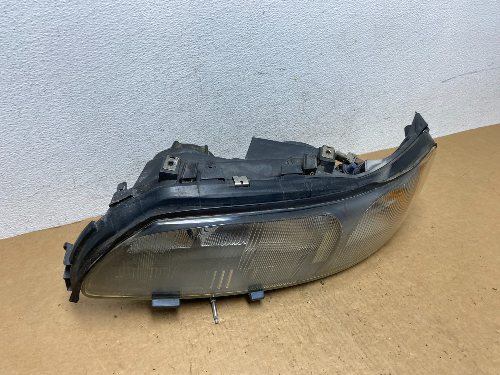 2001 2002 2003 2004 Volvo V70 XC70 Left Driver Side Headlight AD4708 DW2