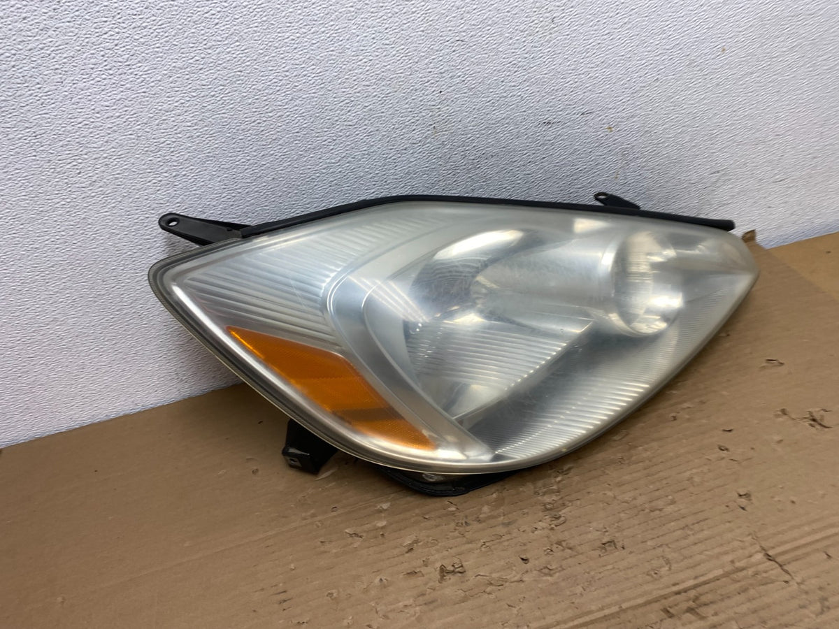 2004-2005 Toyota Sienna Right Passenger Halogen Headlight AD4295 DW2