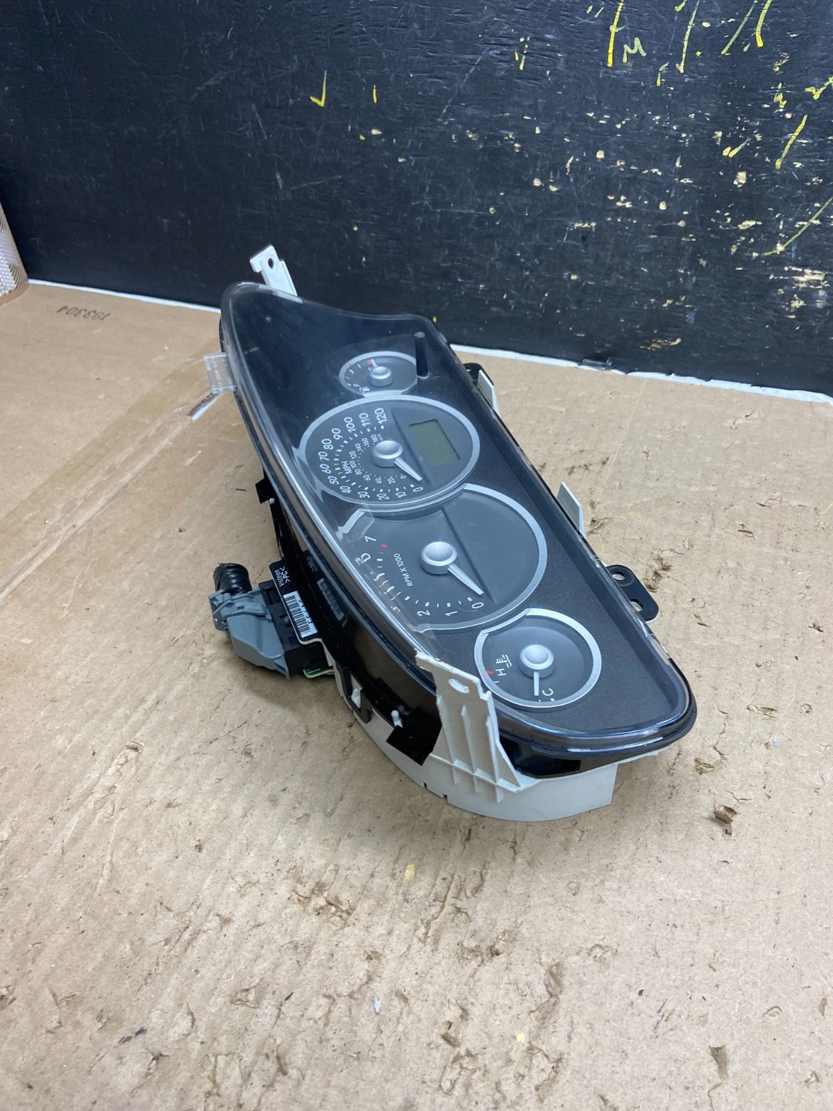 2005 to 2006 Mazda Tribute Speedometer Cluster ab5562 DG1