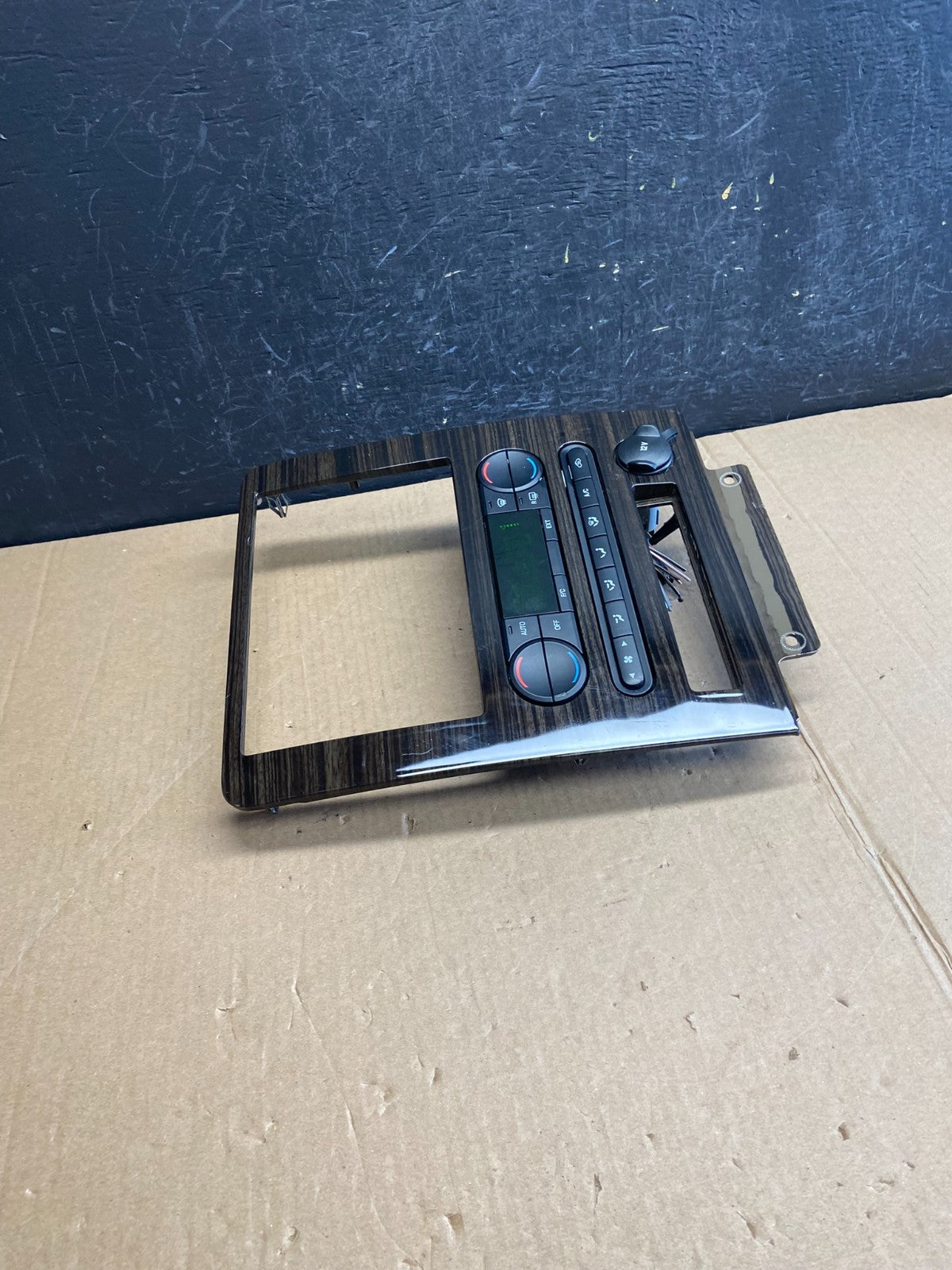 2005 to 2007 Ford Freestyle Montego Climate Control Radio Bezel Trim AE4399 DG1
