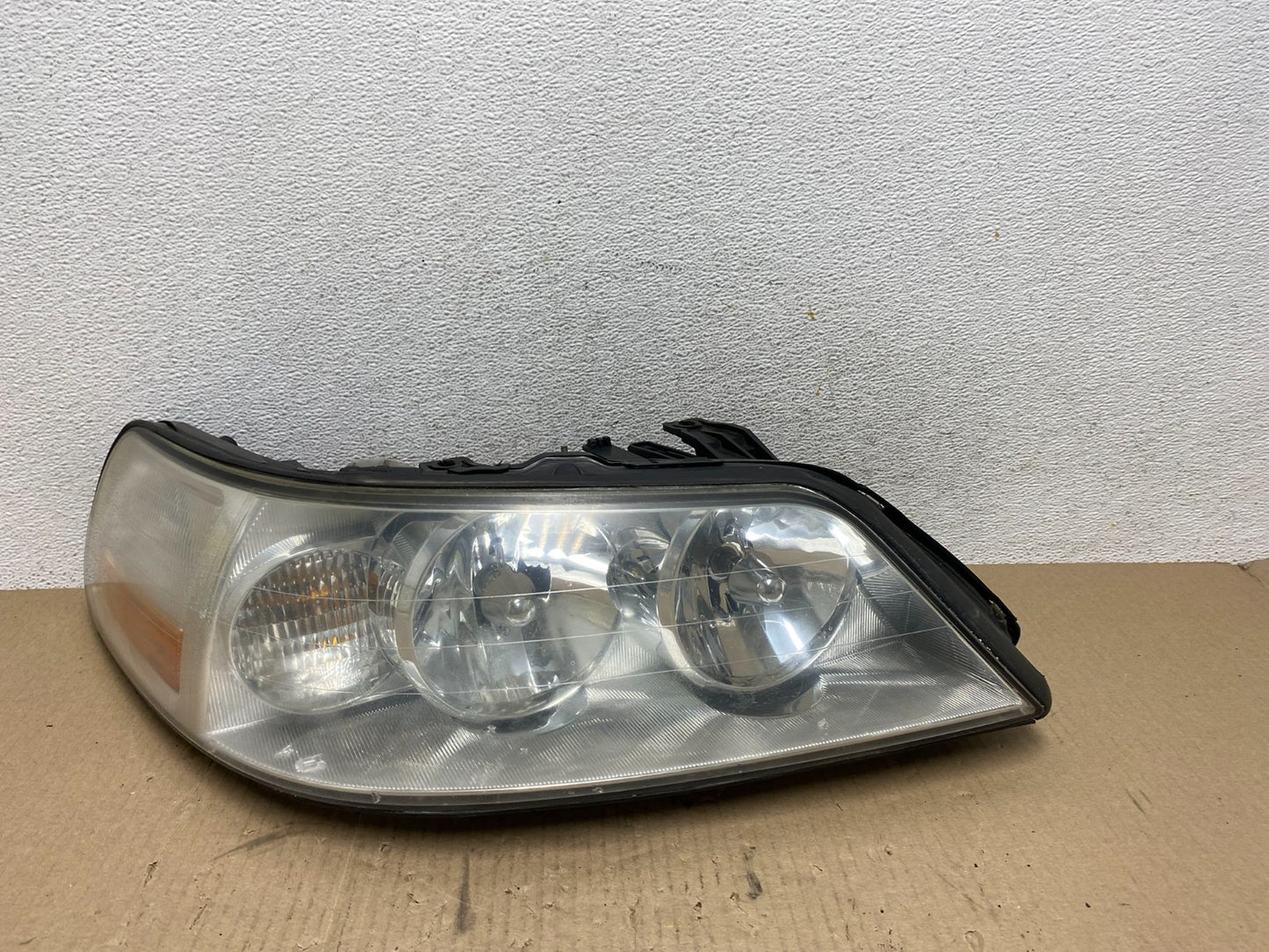 2005 to 2011 Lincoln Town Car Right Passenger Rh Side Headlight AE7028 DW0