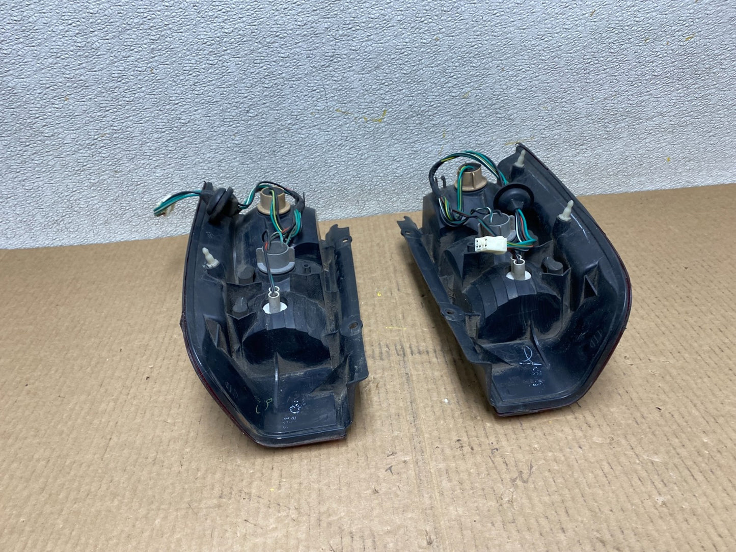 2002 2003 2004 Nissan Xterra Left+Right Side Tail Lights Oem W3865 DW10