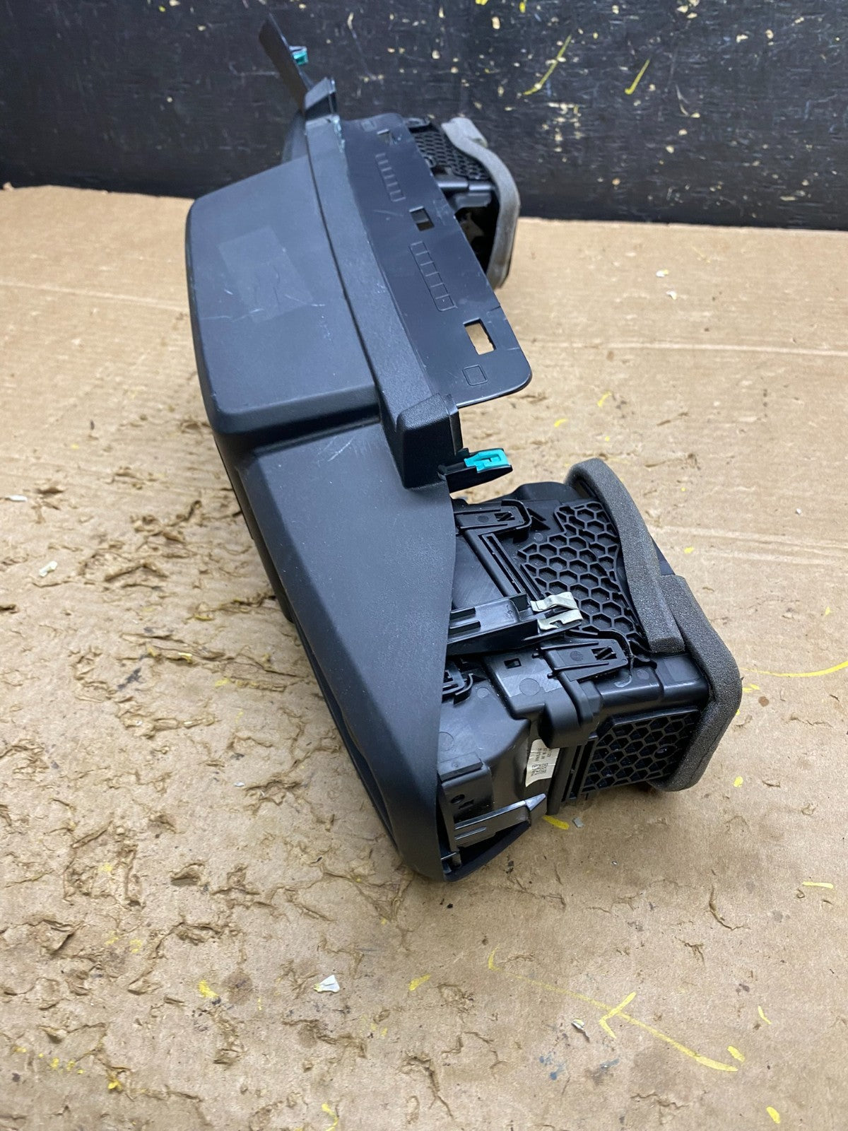 2020 to 2023 Ford  Explorer Console Radio Display Screen Air Vents Oem X1494 DG2