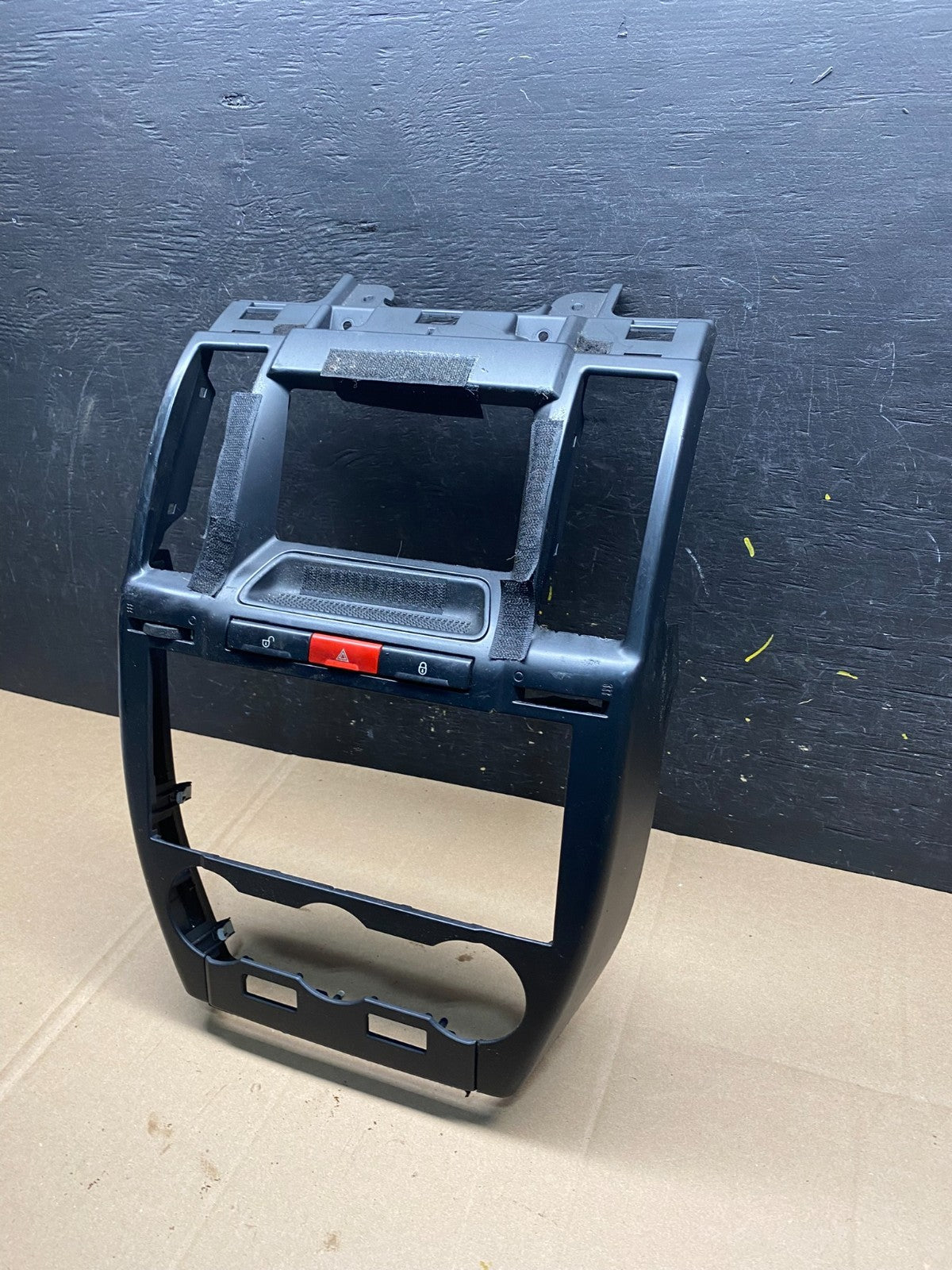 2008 - 2012 Land Rover LR2 OEM Center Radio Climate Dash Air Vent Bezel R8714 DG1
