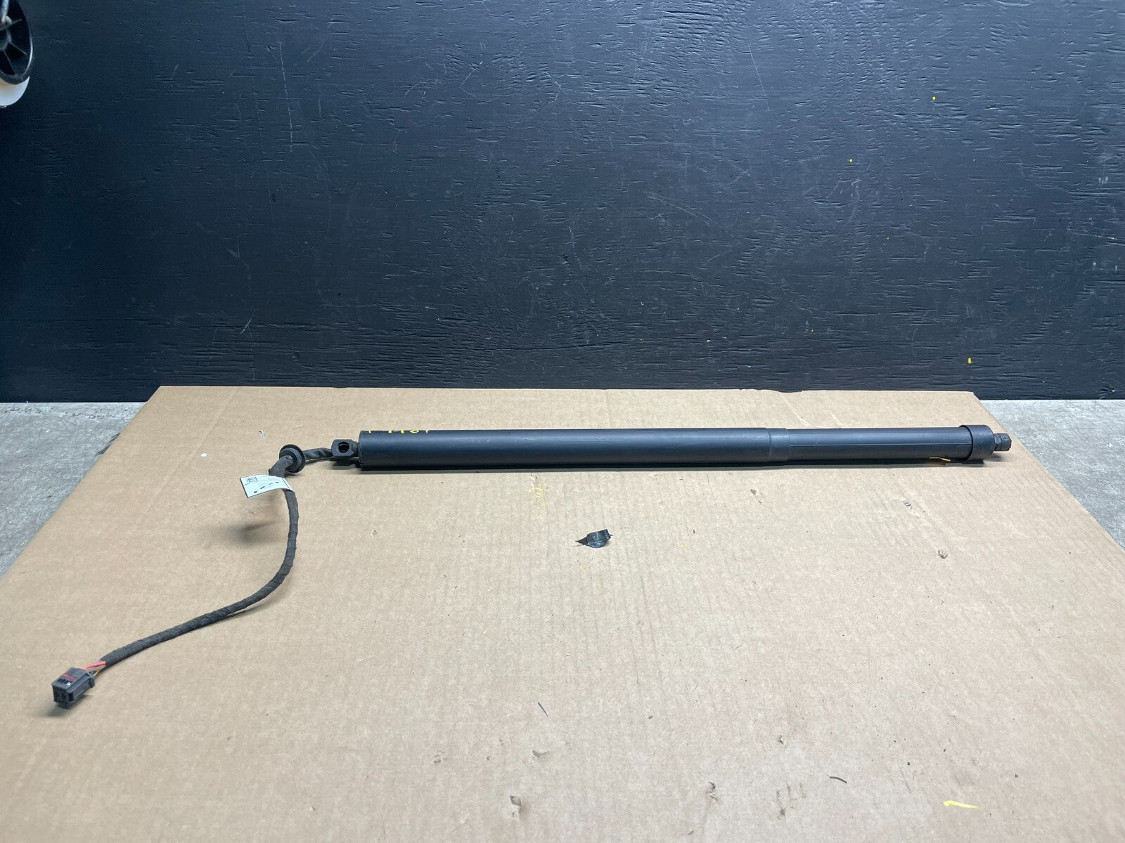 2017 to 2020 Jaguar F-Pace OEM Trunk Lid Spindle Lift Sylinder Strut  F4489 DG10
