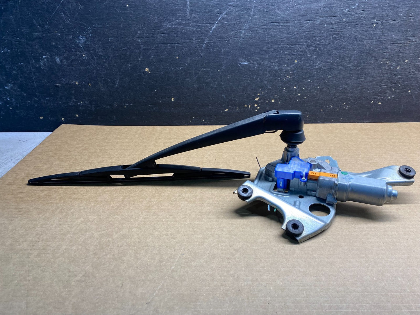 2010 to 2014 Subaru Legacy Outback Rear Wiper Motor Z90321