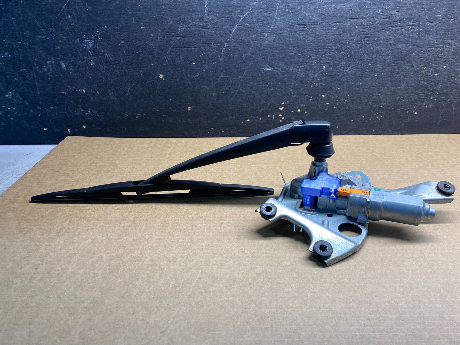 2010 to 2014 Subaru Legacy Outback Rear Wiper Motor Z90321