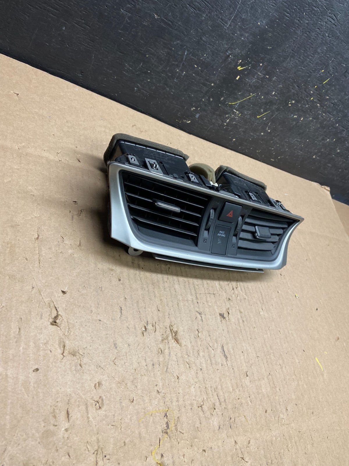 2013 to 2015 Nissan Sentra Air Vents Top Dash Center W/Hazzard Switch T4622 DG1