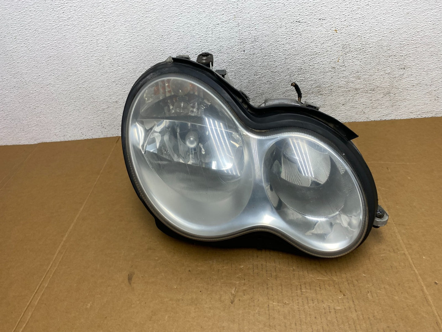 2005 to 2007 Mercedes-Benz C-Class Right Passenger Side Headlight AD9068 DW0