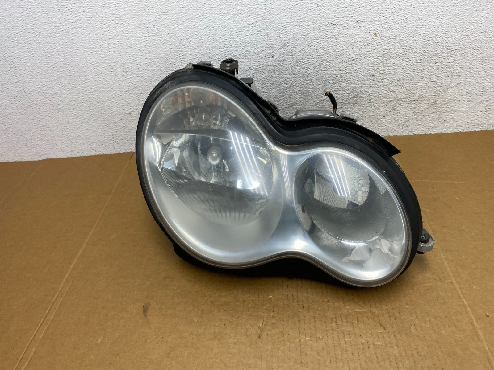 2005 to 2007 Mercedes-Benz C-Class Right Passenger Side Headlight AD9068 DW0