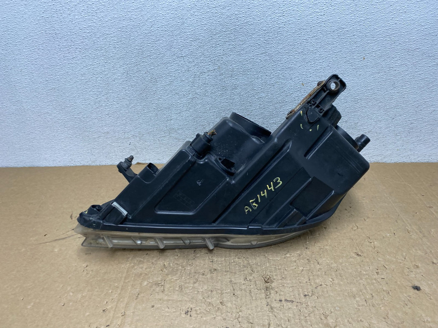 2009 to 2011 Volkswagen Tiguan Right Passenger Halogen Headlight AG1443 DW9