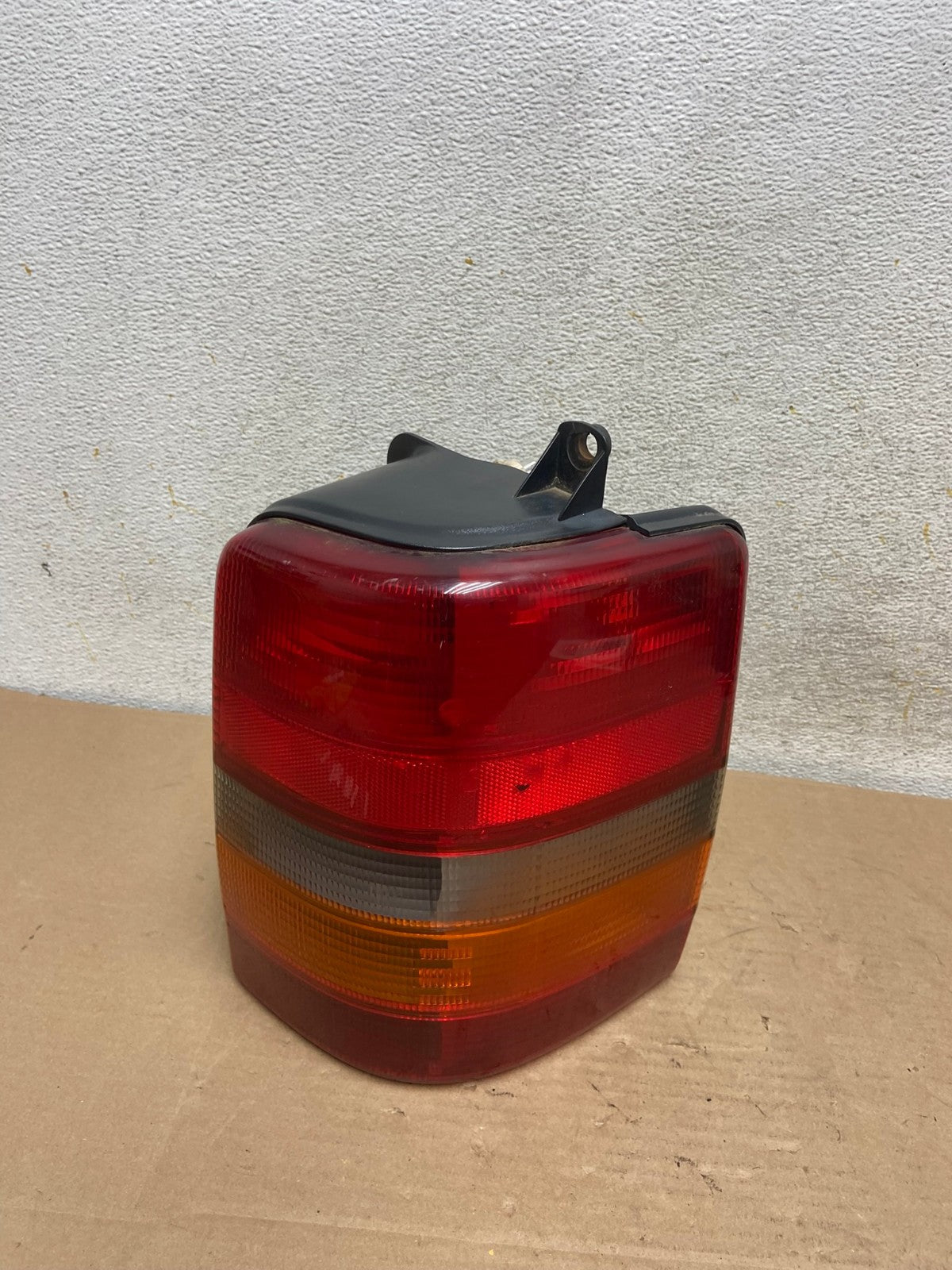 1993-1998 Jeep Grand Cherokee ZJ Right Passenger Side Rh Tail Light AH9400 LK0