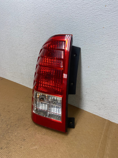 2007 to 2010 Hyundai Entourage Left Driver LH Side Tail Light AE0500 LK1
