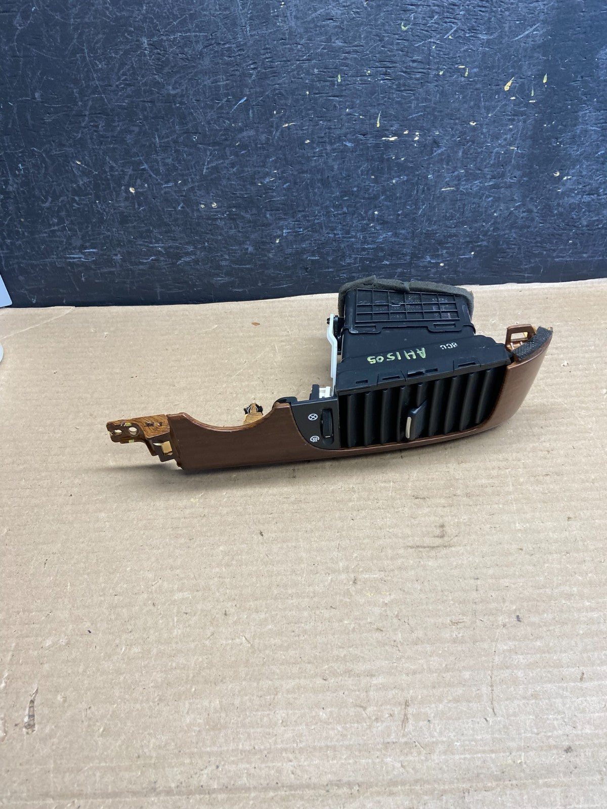 2006 - 2012 Kia Sedona Entourage Right Passenger RH Center Air Vent ah1505 DG1