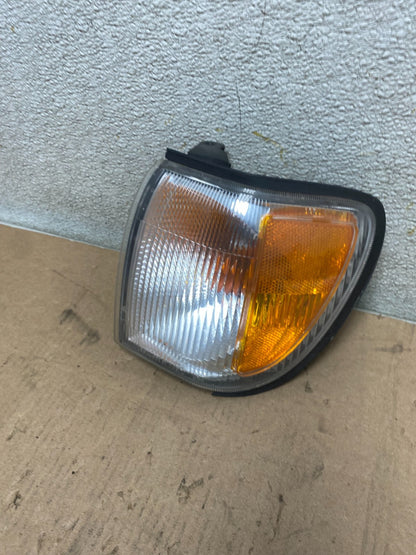 1999 - 2004 Nissan Pathfinder Front Left Driver Turn Signal Oem S3840 DW1