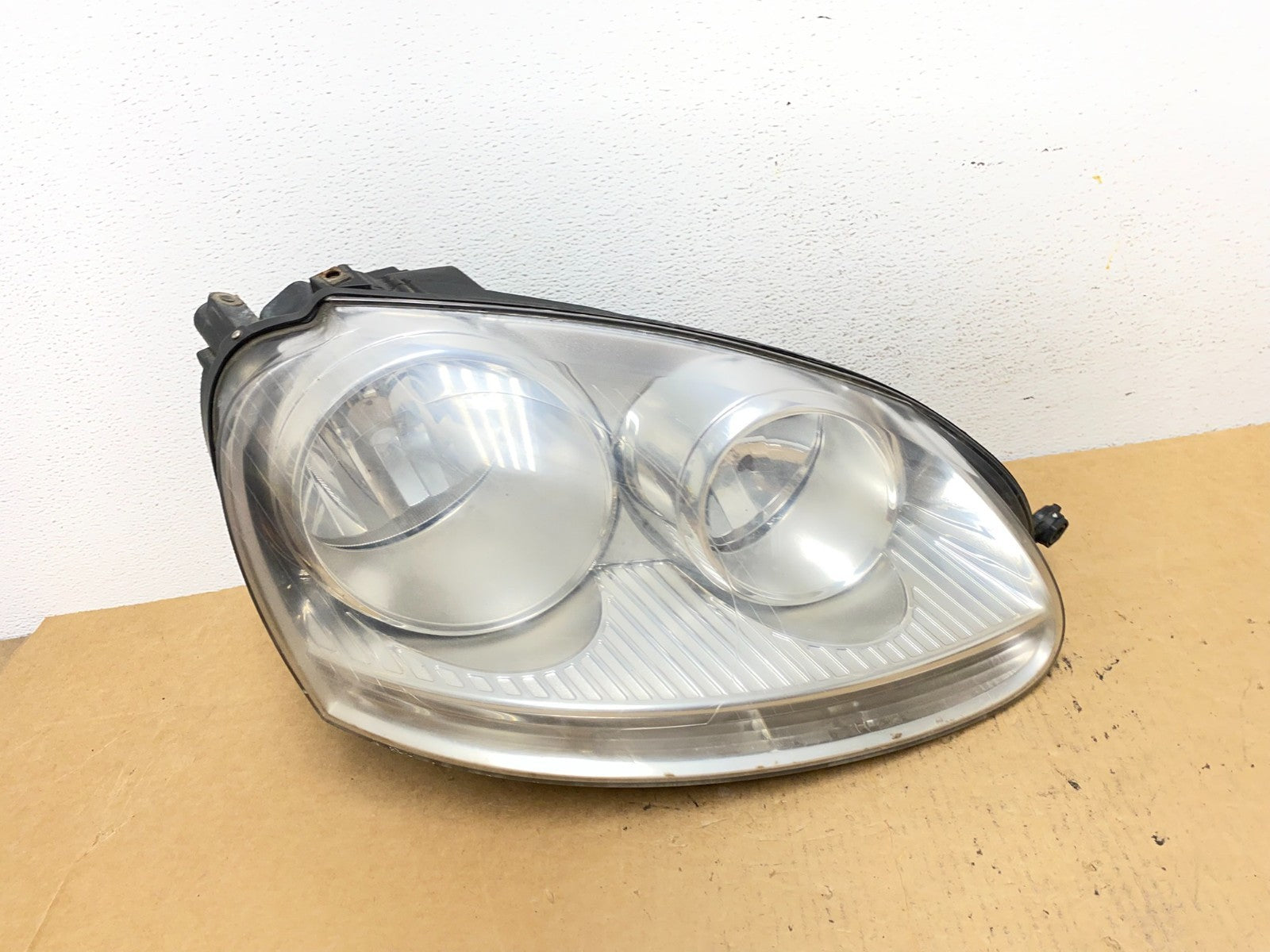 2005 - 2010 Volkswagen Jetta Right Passenger RH Side Headlight Halogen AD4664 DW0