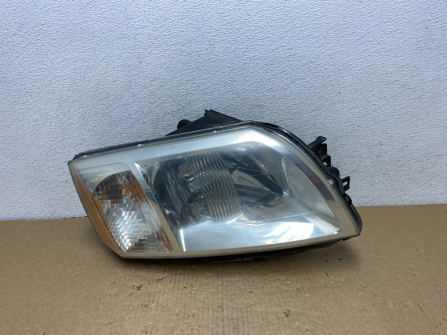 2004 - 2011 Mitsubishi Endeavor Headlight Right Passenger Rh Side AF7916 DW0