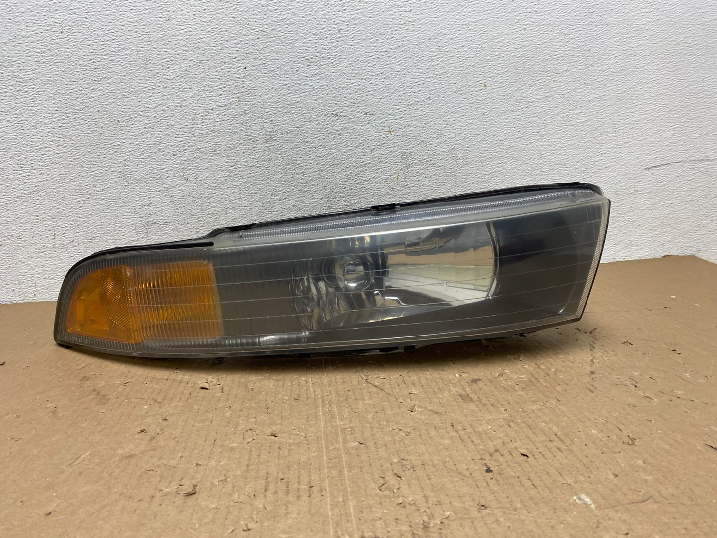 2002 to 2003 Mitsubishi Galant Right Passenger RH Side Headlight AD8135 DW0