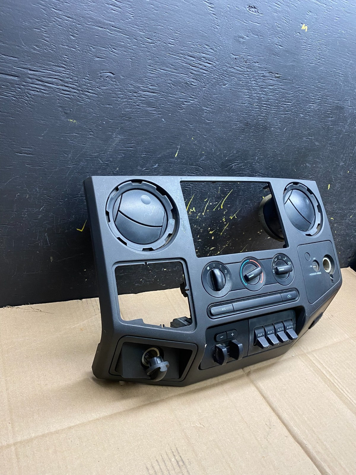 2008-2010 Ford F250 F350 Radio Climate Control Radio Dash Bezel Panel AA4454 DG1