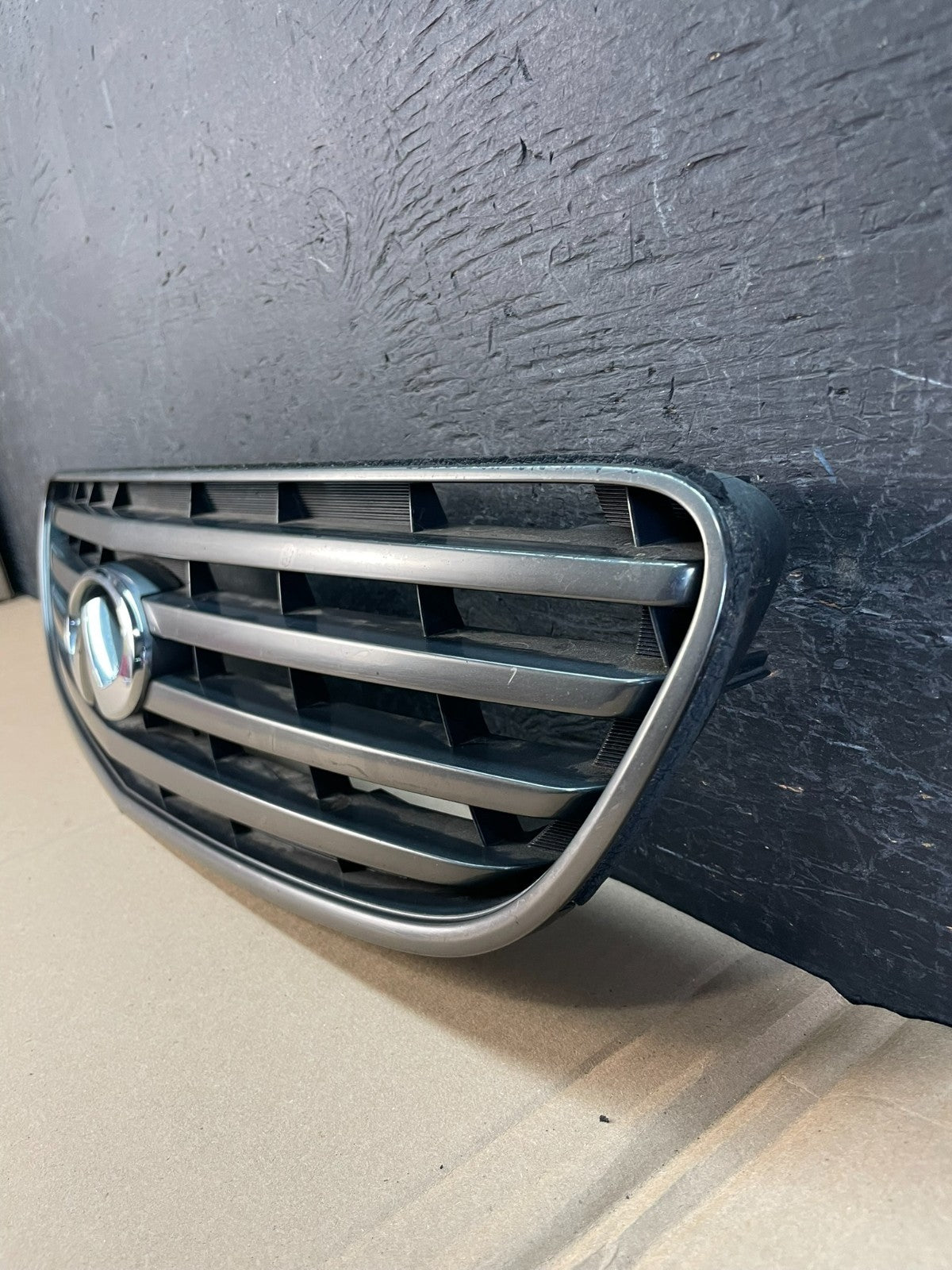 2002 2003 2004 Infiniti I35 Sedan Front Upper Grill Grille AD8315 DG1