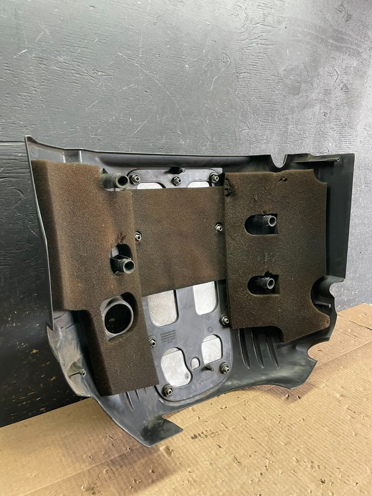 2005 to 2010 Chrysler 300 5.7L V8 Hemi Engine Motor Cover OEM AA6146 DG6