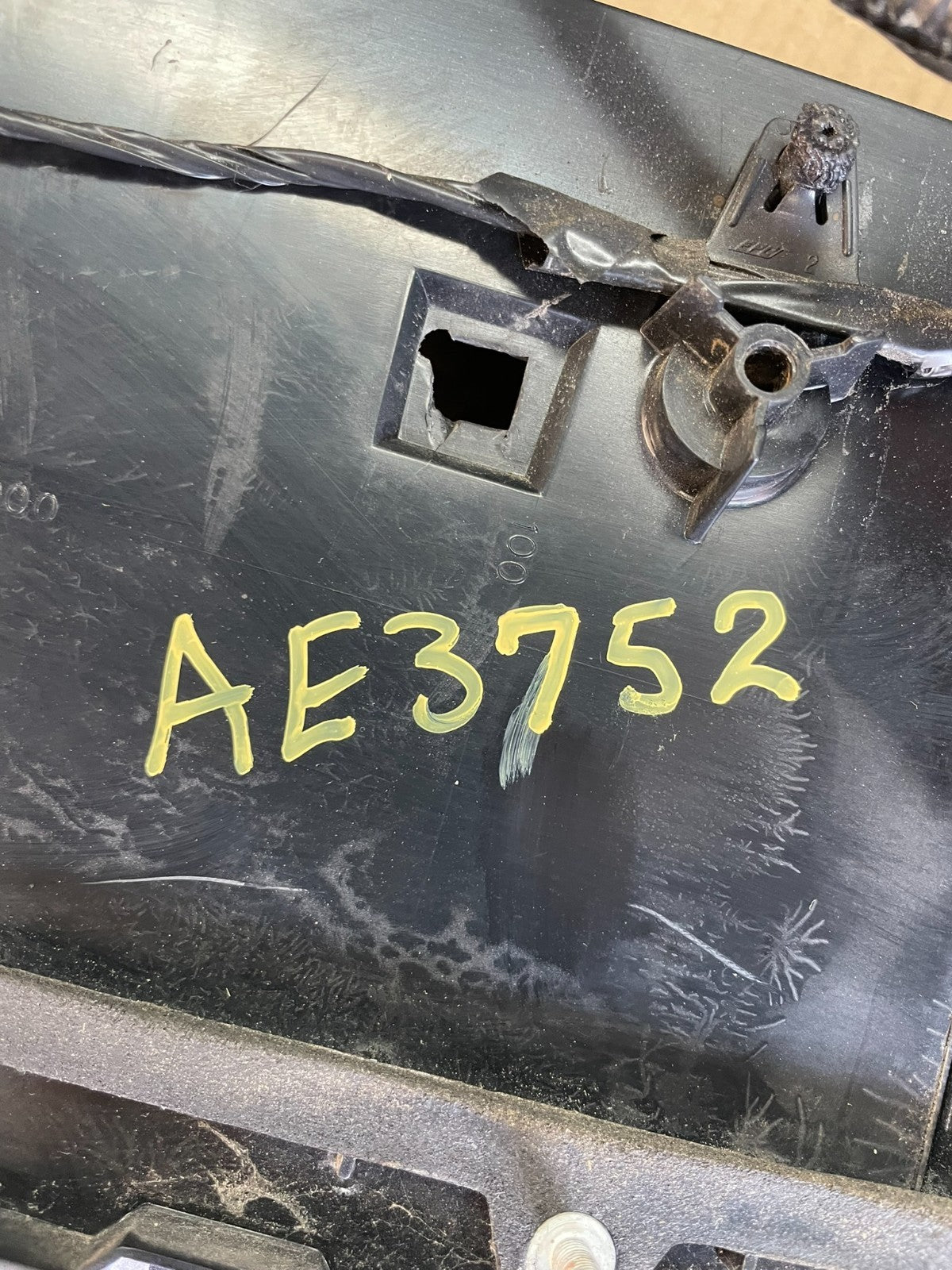 2006 to 2011 Mercury Grand Marquis Trunk Lid Center Tail Light AE3752 DG7