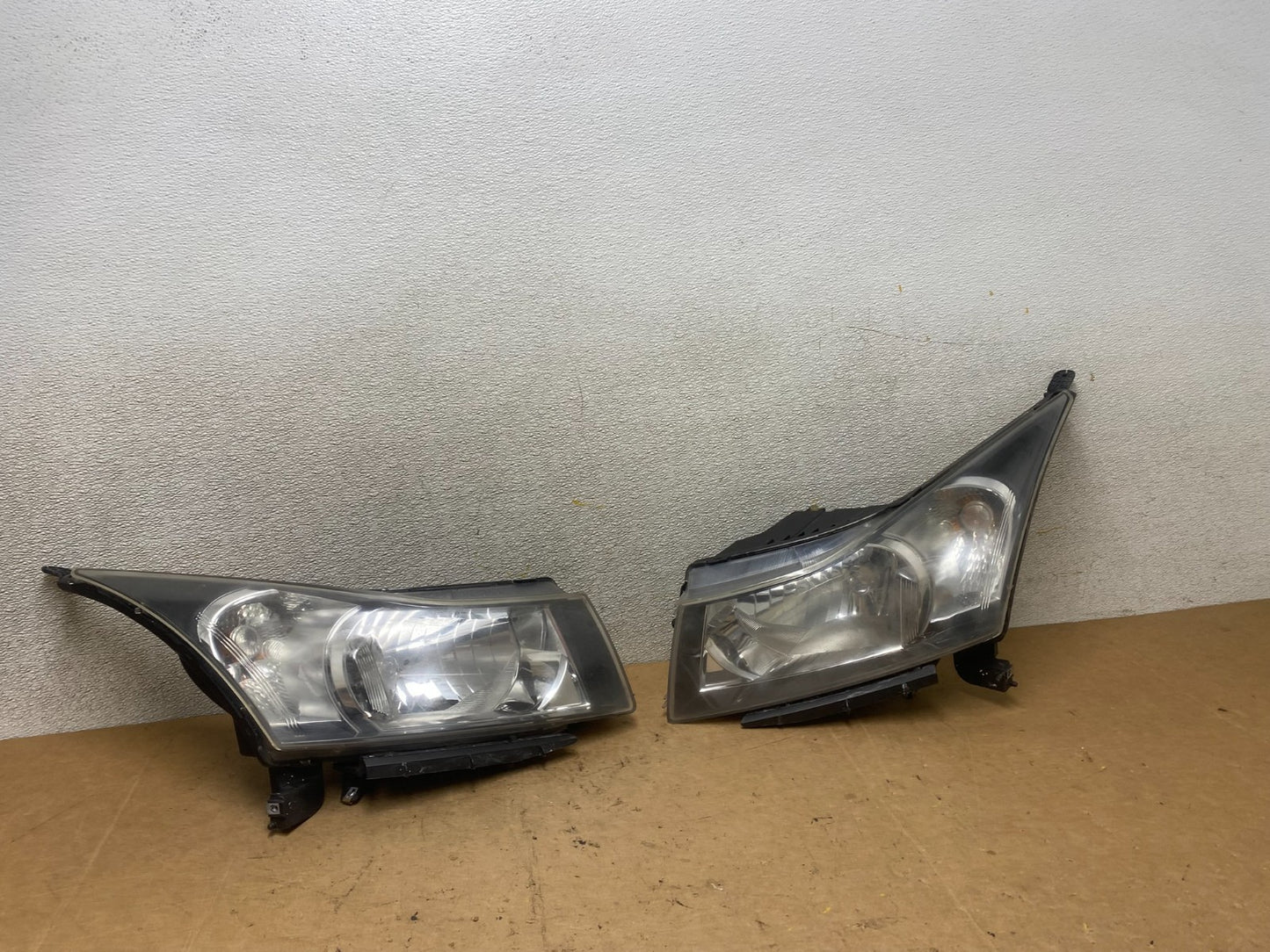 2011 to 2015 Chevrolet Cruze Halogen Left+Right Set Headlights X5610 DW0