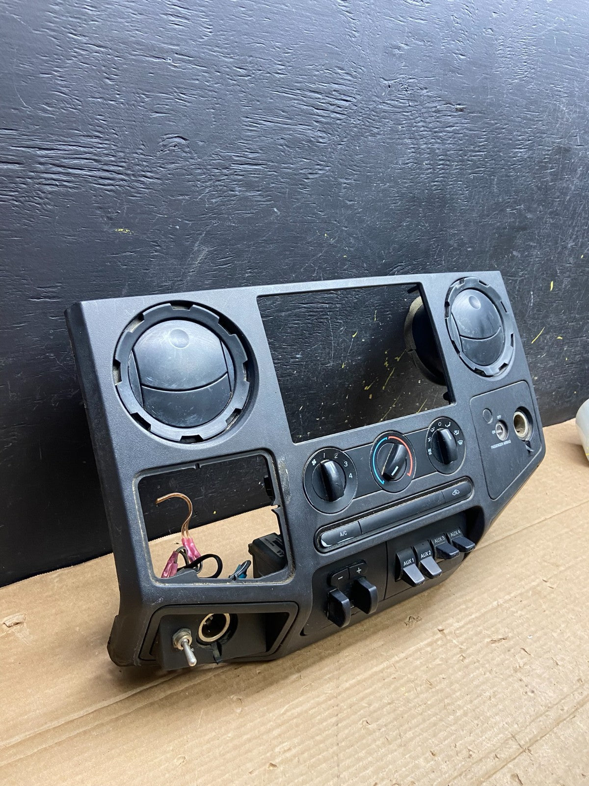 2008-2010 Ford F250 F350 Radio Climate Control Radio Bezel Trim Panel W1687 DG2