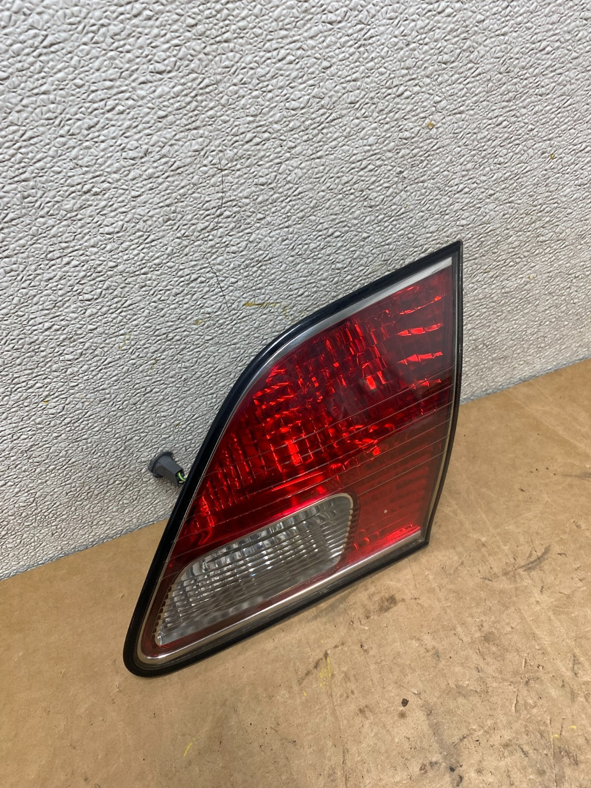 2002 2003 2004 Lexus Es300 Es330 Right Passenger Inner Tail Light T2477 DW2