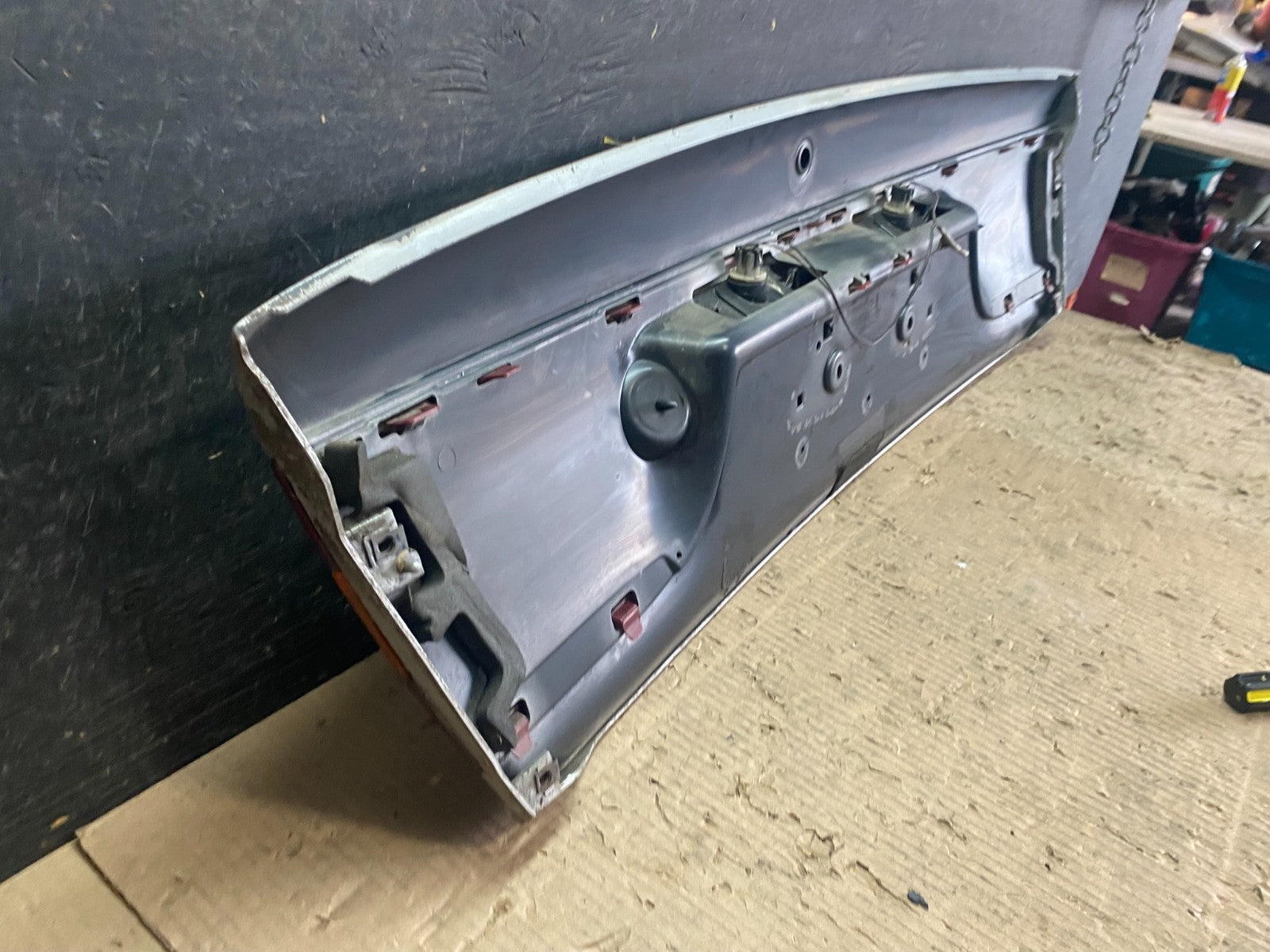2000-2002 Saturn SL2 Sedan Center Tail Light Lid Trunk Rear Panel  V6799 DG9