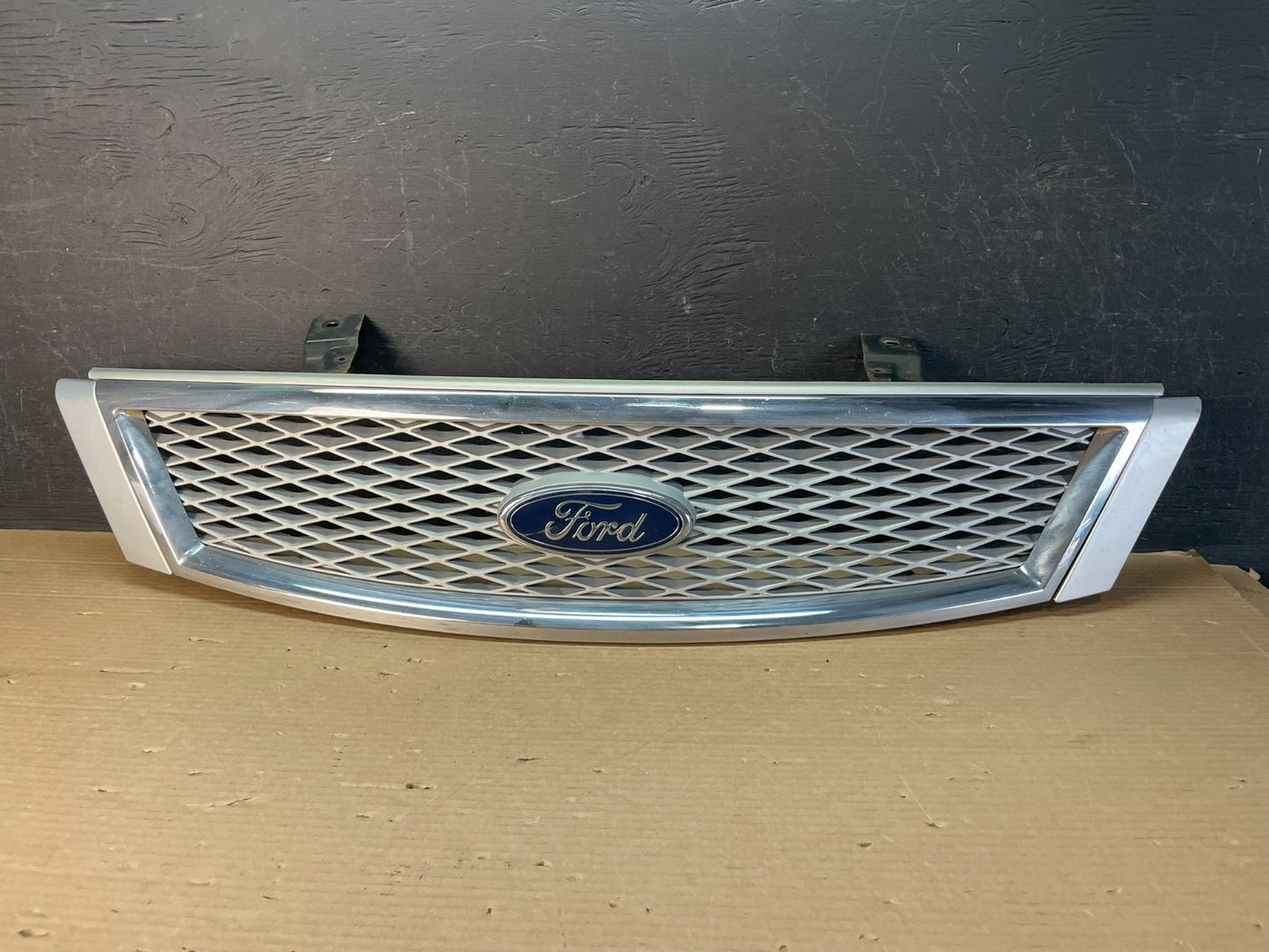 2005 2006 2007 Ford Five Hundred Front Upper Grill Grille Logo Emblem AF8572 DG0