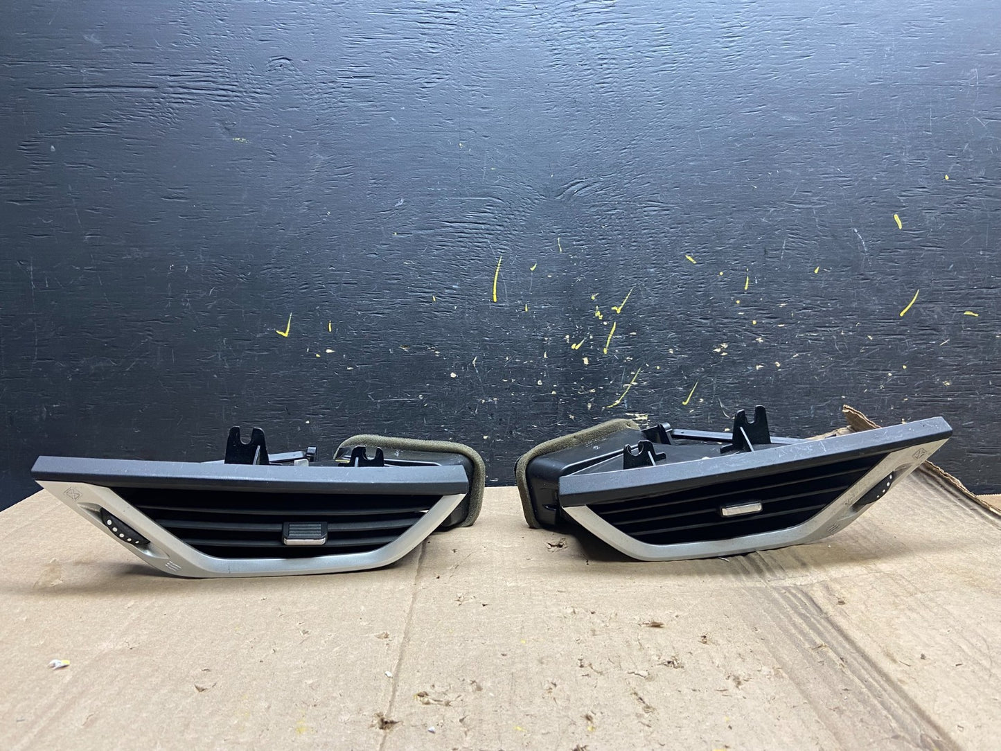 2010 to 2016 GMC Terrain Left+Right  Front Dash  Air Vent Bezel X1902 DG0