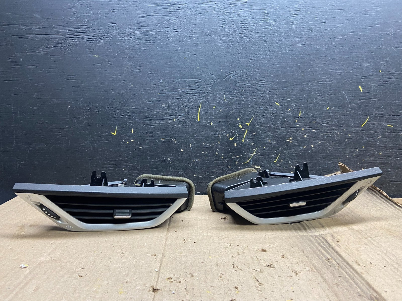 2010 to 2016 GMC Terrain Left+Right  Front Dash  Air Vent Bezel X1902 DG0