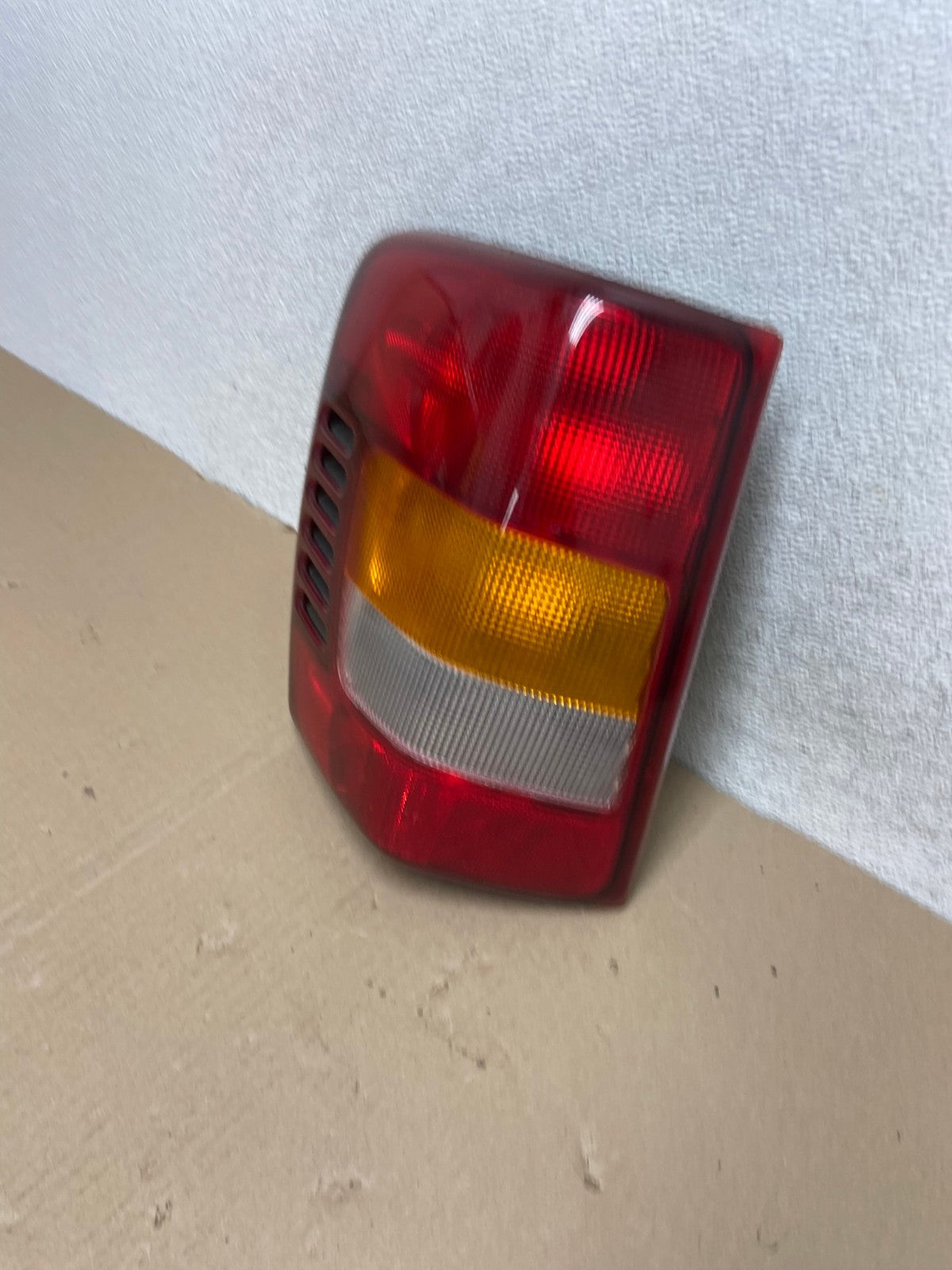 1999 - 2004 Jeep Grand Cherokee WJ Left Driver Lh Tail Light AG6832 LK1