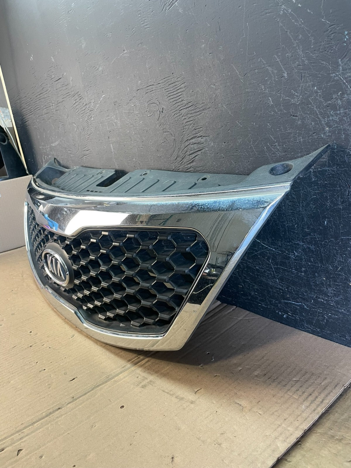 2011 2012 2013 Kia Sorento Front Upper Grill Grille AD8578 DG1