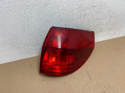 2004-2005 Toyota Sienna Right Passenger Rh Side Tail Light AE7230 LK2